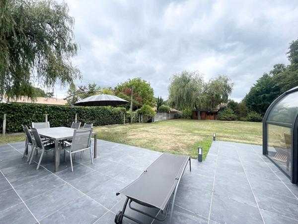 PESSAC - HAUT LEVEQUE. Maison plain pied - Contemporaine - 200 m² - Beaux volumes - Parcelle 2500 m²