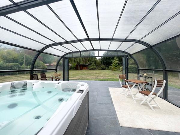 PESSAC - HAUT LEVEQUE. Maison plain pied - Contemporaine - 200 m² - Beaux volumes - Parcelle 2500 m²