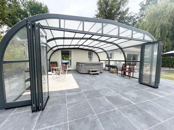 PESSAC - HAUT LEVEQUE. Maison plain pied - Contemporaine - 200 m² - Beaux volumes - Parcelle 2500 m²