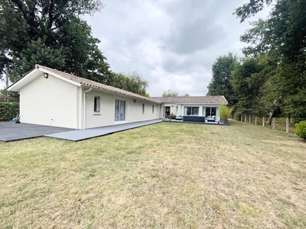 PESSAC - HAUT LEVEQUE. Maison plain pied - Contemporaine - 200 m² - Beaux volumes - Parcelle 2500 m²