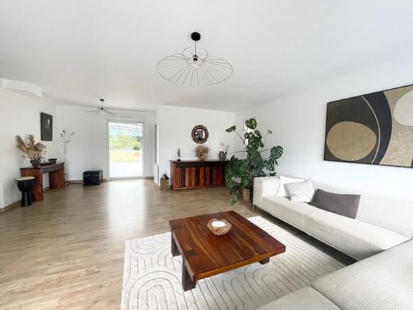 PESSAC - HAUT LEVEQUE. Maison plain pied - Contemporaine - 200 m² - Beaux volumes - Parcelle 2500 m²