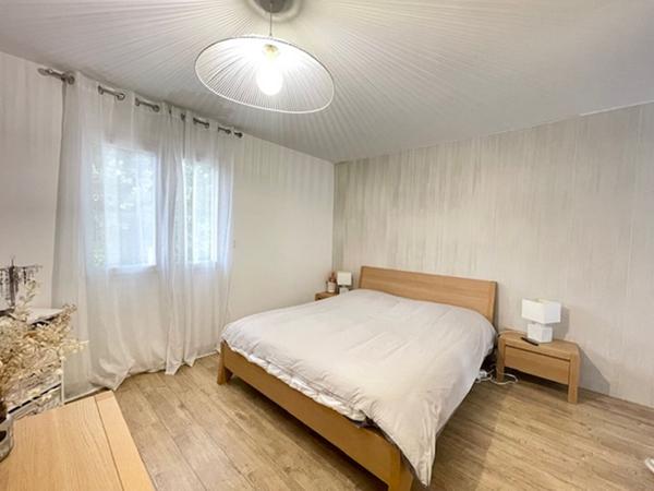 PESSAC - HAUT LEVEQUE. Maison plain pied - Contemporaine - 200 m² - Beaux volumes - Parcelle 2500 m²