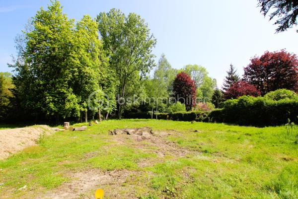 A 10 minutes de RAMBOUILLET. MAGNIFIQUE TERRAIN CONSTRUCTIBLE VIABILISE DE 1908 M² A 17 MINUTES A PIED DE LA GARE D'ÉPERNON ET À 300 M DES COMMERCES DU CENTRE-VILLE.
Venez découvrir ce magnifique terrain à bâtir de 1908 m² environ de superficie (lot E : 520m² environ zone UBc et 1401m² environ en zone N). Façade de 21.56 mètres, longueur 79 mètres. Plat, clos de 3 cotés avec haies, ce terrain est déjà paysagé et arboré plus qu'à réaliser votre maison de plain-pied ou RDC + comble ou R+1 + comble, ce terrain n'est pas en zone bâtiment de France, le PLUI accepte les maisons avec toits plats, tous types de maisons (bois, moderne...) l'étude de sol est en aléa faible, borné CU.L'environnement  est  exceptionnel avec une vue imprenable sur la nature, forêt dans un environnement calme et agréable, libre de tout constructeurs, terrain entièrement viabilisé eau, électricité, fibre haut débit, PTT. Tout-à-l'égout. 
Une visite s’impose. À découvrir sans tarder !!