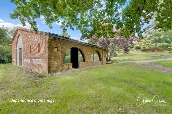 maison de caractère de 183 m² avec dépendances et fort potentiel sur plus de 9 000 m² de terrain.