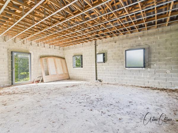 maison de caractère de 183 m² avec dépendances et fort potentiel sur plus de 9 000 m² de terrain.