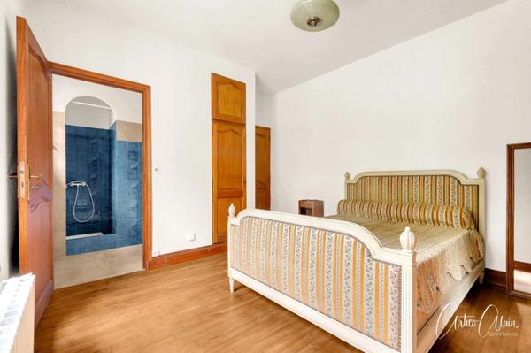 maison de caractère de 183 m² avec dépendances et fort potentiel sur plus de 9 000 m² de terrain.