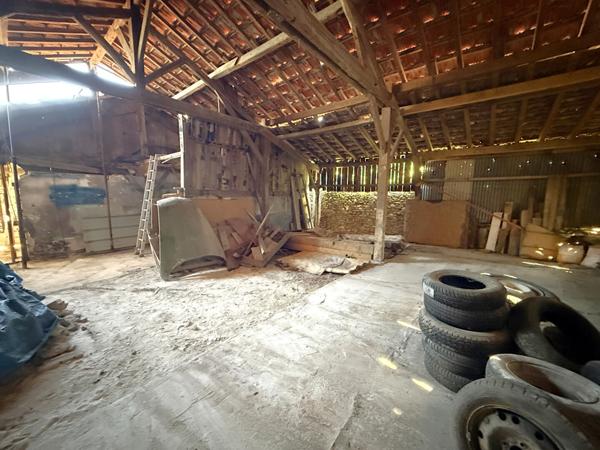 Ensemble de 2 grands garages avec jardin à La Chapelle-Gauthier ? Grand potentiel et situation idéale !arking / box La Chapelle Gauthier 250 m2