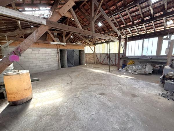 Ensemble de 2 grands garages avec jardin à La Chapelle-Gauthier ? Grand potentiel et situation idéale !arking / box La Chapelle Gauthier 250 m2