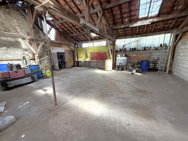 Ensemble de 2 grands garages avec jardin à La Chapelle-Gauthier ? Grand potentiel et situation idéale !arking / box La Chapelle Gauthier 250 m2