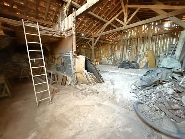 Ensemble de 2 grands garages avec jardin à La Chapelle-Gauthier ? Grand potentiel et situation idéale !arking / box La Chapelle Gauthier 250 m2