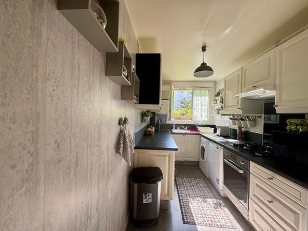 A vendre à Chilly-Mazarin, dans la résidence du Domaine du Château, un appartement 4 pièces 3 chambres, proche des commerces des écoles et des axes routier.