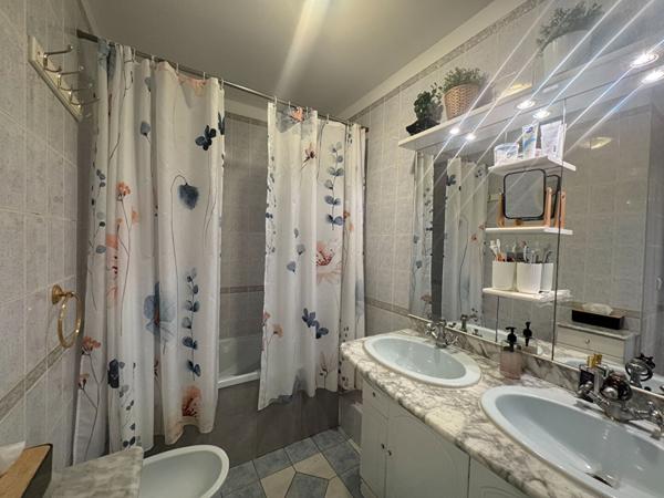 A vendre à Chilly-Mazarin, dans la résidence du Domaine du Château, un appartement 4 pièces 3 chambres, proche des commerces des écoles et des axes routier.