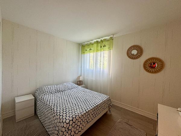 A vendre à Chilly-Mazarin, dans la résidence du Domaine du Château, un appartement 4 pièces 3 chambres, proche des commerces des écoles et des axes routier.