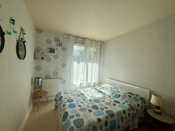 A vendre à Chilly-Mazarin, dans la résidence du Domaine du Château, un appartement 4 pièces 3 chambres, proche des commerces des écoles et des axes routier.