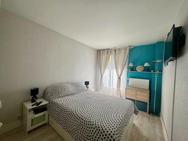 A vendre à Chilly-Mazarin, dans la résidence du Domaine du Château, un appartement 4 pièces 3 chambres, proche des commerces des écoles et des axes routier.