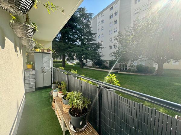 A vendre à Chilly-Mazarin, dans la résidence du Domaine du Château, un appartement 4 pièces 3 chambres, proche des commerces des écoles et des axes routier.