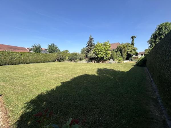 Terrain plat arboré et clôturé