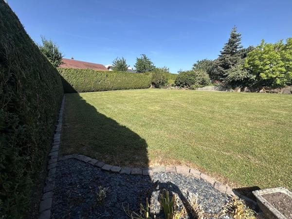 Terrain plat arboré et clôturé