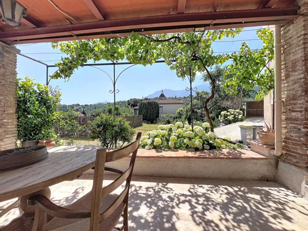 DEMEURE DE CARACTERE AVEC PISCINE ET JARDIN, PROCHE PRADES