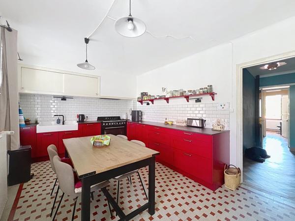 DEMEURE DE CARACTERE AVEC PISCINE ET JARDIN, PROCHE PRADES
