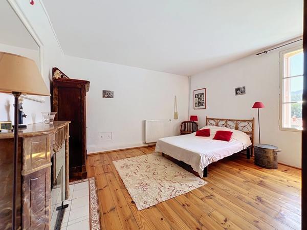 DEMEURE DE CARACTERE AVEC PISCINE ET JARDIN, PROCHE PRADES