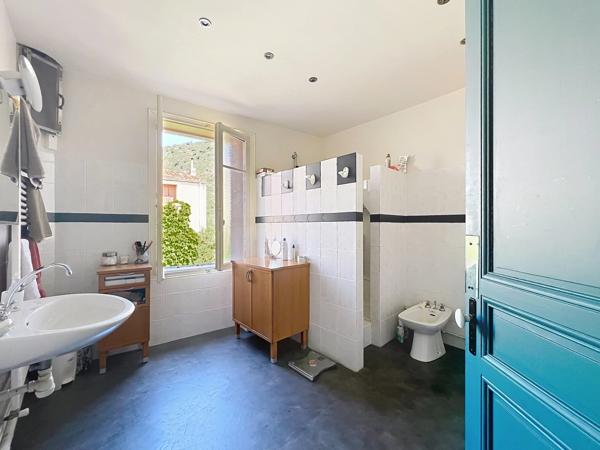 DEMEURE DE CARACTERE AVEC PISCINE ET JARDIN, PROCHE PRADES