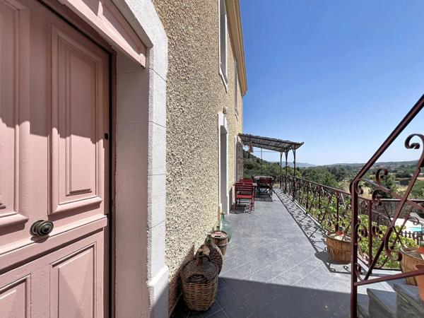 DEMEURE DE CARACTERE AVEC PISCINE ET JARDIN, PROCHE PRADES