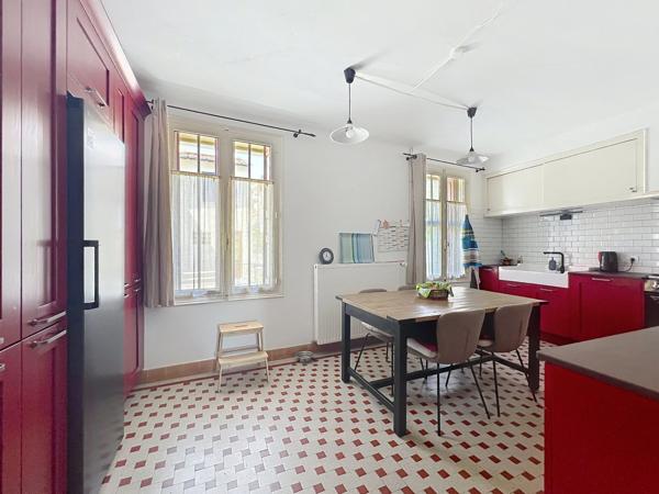 DEMEURE DE CARACTERE AVEC PISCINE ET JARDIN, PROCHE PRADES