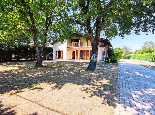[ MEYRAN / LANDAISE 1996 / CALME / EXPOSITION SUD / 5 CHAMBRES DONT 2 AU RDC / SDB + SDE / DOUBLE GARAGE AMÉNAGEABLE / TERRAIN PISCINABLE ]

À 2.5 km de la plage de la Hume et à 2 km de la gare de Gujan, cette maison se situe à Meyran, à équidistance entre les ports de Larros et de la Hume. 
Vous y profiterez du calme d'un environnement résidentiel tout en étant à proximité des commerces, des écoles et des commodités. 

Cette maison landaise de 1996 vous séduira par son emplacement privilégié mais aussi par ses volumes et ses possibilités d'aménagement. 

Elle se compose de : 
- un séjour exposé Sud et Est de près de 40 m²
- une cuisine indépendante (ouvrable sur le salon) de 15 m²
- 5 chambres dont deux chambres au rez-de-chaussée (14m² et 10,5 m²) 
- une salle de bain au rez-de-chaussée et une salle d'eau à l'étage (avec WC)
- une pièce complémentaire à l'étage d'environ 10 m² au sol (pouvant faire office d'appoint, de stockage ou de dressing)
- un WC indépendant au rdc

En complément, vous trouverez : 
- un garage double aménageable au besoin 
- un beau jardin boisé de chênes 
- un puits foré
- possibilité de créer une piscine 
- un balcon accessible depuis la chambre principale de l'étage
- une grande terrasse de 40 m² à l'arrière de la maison 

Vous apprécierez particulièrement la possibilité de profiter d'un extérieur agréable en toutes saisons, et de loger toute votre famille grâce aux 5 chambres de cette maison ! 

----