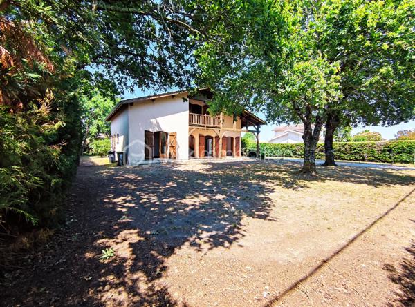 [ MEYRAN / LANDAISE 1996 / CALME / EXPOSITION SUD / 5 CHAMBRES DONT 2 AU RDC / SDB + SDE / DOUBLE GARAGE AMÉNAGEABLE / TERRAIN PISCINABLE ]

À 2.5 km de la plage de la Hume et à 2 km de la gare de Gujan, cette maison se situe à Meyran, à équidistance entre les ports de Larros et de la Hume. 
Vous y profiterez du calme d'un environnement résidentiel tout en étant à proximité des commerces, des écoles et des commodités. 

Cette maison landaise de 1996 vous séduira par son emplacement privilégié mais aussi par ses volumes et ses possibilités d'aménagement. 

Elle se compose de : 
- un séjour exposé Sud et Est de près de 40 m²
- une cuisine indépendante (ouvrable sur le salon) de 15 m²
- 5 chambres dont deux chambres au rez-de-chaussée (14m² et 10,5 m²) 
- une salle de bain au rez-de-chaussée et une salle d'eau à l'étage (avec WC)
- une pièce complémentaire à l'étage d'environ 10 m² au sol (pouvant faire office d'appoint, de stockage ou de dressing)
- un WC indépendant au rdc

En complément, vous trouverez : 
- un garage double aménageable au besoin 
- un beau jardin boisé de chênes 
- un puits foré
- possibilité de créer une piscine 
- un balcon accessible depuis la chambre principale de l'étage
- une grande terrasse de 40 m² à l'arrière de la maison 

Vous apprécierez particulièrement la possibilité de profiter d'un extérieur agréable en toutes saisons, et de loger toute votre famille grâce aux 5 chambres de cette maison ! 

----