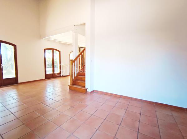 [ MEYRAN / LANDAISE 1996 / CALME / EXPOSITION SUD / 5 CHAMBRES DONT 2 AU RDC / SDB + SDE / DOUBLE GARAGE AMÉNAGEABLE / TERRAIN PISCINABLE ]

À 2.5 km de la plage de la Hume et à 2 km de la gare de Gujan, cette maison se situe à Meyran, à équidistance entre les ports de Larros et de la Hume. 
Vous y profiterez du calme d'un environnement résidentiel tout en étant à proximité des commerces, des écoles et des commodités. 

Cette maison landaise de 1996 vous séduira par son emplacement privilégié mais aussi par ses volumes et ses possibilités d'aménagement. 

Elle se compose de : 
- un séjour exposé Sud et Est de près de 40 m²
- une cuisine indépendante (ouvrable sur le salon) de 15 m²
- 5 chambres dont deux chambres au rez-de-chaussée (14m² et 10,5 m²) 
- une salle de bain au rez-de-chaussée et une salle d'eau à l'étage (avec WC)
- une pièce complémentaire à l'étage d'environ 10 m² au sol (pouvant faire office d'appoint, de stockage ou de dressing)
- un WC indépendant au rdc

En complément, vous trouverez : 
- un garage double aménageable au besoin 
- un beau jardin boisé de chênes 
- un puits foré
- possibilité de créer une piscine 
- un balcon accessible depuis la chambre principale de l'étage
- une grande terrasse de 40 m² à l'arrière de la maison 

Vous apprécierez particulièrement la possibilité de profiter d'un extérieur agréable en toutes saisons, et de loger toute votre famille grâce aux 5 chambres de cette maison ! 

----
