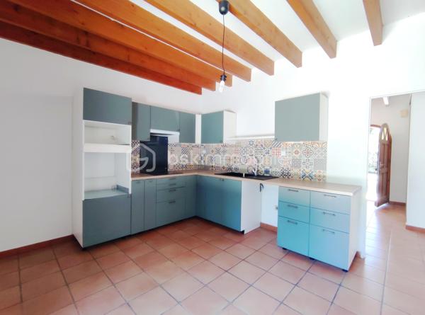 [ MEYRAN / LANDAISE 1996 / CALME / EXPOSITION SUD / 5 CHAMBRES DONT 2 AU RDC / SDB + SDE / DOUBLE GARAGE AMÉNAGEABLE / TERRAIN PISCINABLE ]

À 2.5 km de la plage de la Hume et à 2 km de la gare de Gujan, cette maison se situe à Meyran, à équidistance entre les ports de Larros et de la Hume. 
Vous y profiterez du calme d'un environnement résidentiel tout en étant à proximité des commerces, des écoles et des commodités. 

Cette maison landaise de 1996 vous séduira par son emplacement privilégié mais aussi par ses volumes et ses possibilités d'aménagement. 

Elle se compose de : 
- un séjour exposé Sud et Est de près de 40 m²
- une cuisine indépendante (ouvrable sur le salon) de 15 m²
- 5 chambres dont deux chambres au rez-de-chaussée (14m² et 10,5 m²) 
- une salle de bain au rez-de-chaussée et une salle d'eau à l'étage (avec WC)
- une pièce complémentaire à l'étage d'environ 10 m² au sol (pouvant faire office d'appoint, de stockage ou de dressing)
- un WC indépendant au rdc

En complément, vous trouverez : 
- un garage double aménageable au besoin 
- un beau jardin boisé de chênes 
- un puits foré
- possibilité de créer une piscine 
- un balcon accessible depuis la chambre principale de l'étage
- une grande terrasse de 40 m² à l'arrière de la maison 

Vous apprécierez particulièrement la possibilité de profiter d'un extérieur agréable en toutes saisons, et de loger toute votre famille grâce aux 5 chambres de cette maison ! 

----