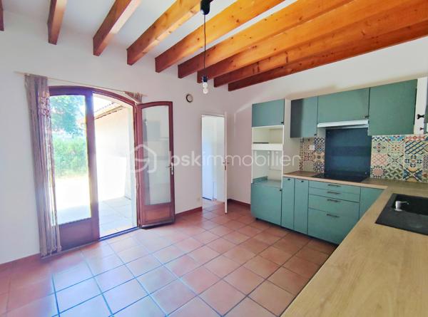 [ MEYRAN / LANDAISE 1996 / CALME / EXPOSITION SUD / 5 CHAMBRES DONT 2 AU RDC / SDB + SDE / DOUBLE GARAGE AMÉNAGEABLE / TERRAIN PISCINABLE ]

À 2.5 km de la plage de la Hume et à 2 km de la gare de Gujan, cette maison se situe à Meyran, à équidistance entre les ports de Larros et de la Hume. 
Vous y profiterez du calme d'un environnement résidentiel tout en étant à proximité des commerces, des écoles et des commodités. 

Cette maison landaise de 1996 vous séduira par son emplacement privilégié mais aussi par ses volumes et ses possibilités d'aménagement. 

Elle se compose de : 
- un séjour exposé Sud et Est de près de 40 m²
- une cuisine indépendante (ouvrable sur le salon) de 15 m²
- 5 chambres dont deux chambres au rez-de-chaussée (14m² et 10,5 m²) 
- une salle de bain au rez-de-chaussée et une salle d'eau à l'étage (avec WC)
- une pièce complémentaire à l'étage d'environ 10 m² au sol (pouvant faire office d'appoint, de stockage ou de dressing)
- un WC indépendant au rdc

En complément, vous trouverez : 
- un garage double aménageable au besoin 
- un beau jardin boisé de chênes 
- un puits foré
- possibilité de créer une piscine 
- un balcon accessible depuis la chambre principale de l'étage
- une grande terrasse de 40 m² à l'arrière de la maison 

Vous apprécierez particulièrement la possibilité de profiter d'un extérieur agréable en toutes saisons, et de loger toute votre famille grâce aux 5 chambres de cette maison ! 

----