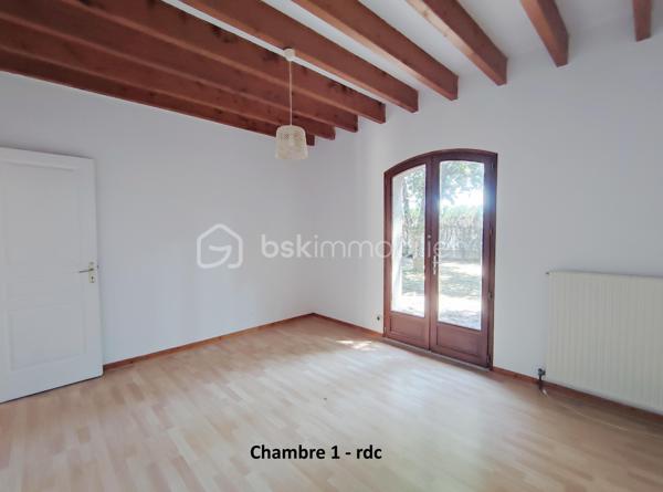 [ MEYRAN / LANDAISE 1996 / CALME / EXPOSITION SUD / 5 CHAMBRES DONT 2 AU RDC / SDB + SDE / DOUBLE GARAGE AMÉNAGEABLE / TERRAIN PISCINABLE ]

À 2.5 km de la plage de la Hume et à 2 km de la gare de Gujan, cette maison se situe à Meyran, à équidistance entre les ports de Larros et de la Hume. 
Vous y profiterez du calme d'un environnement résidentiel tout en étant à proximité des commerces, des écoles et des commodités. 

Cette maison landaise de 1996 vous séduira par son emplacement privilégié mais aussi par ses volumes et ses possibilités d'aménagement. 

Elle se compose de : 
- un séjour exposé Sud et Est de près de 40 m²
- une cuisine indépendante (ouvrable sur le salon) de 15 m²
- 5 chambres dont deux chambres au rez-de-chaussée (14m² et 10,5 m²) 
- une salle de bain au rez-de-chaussée et une salle d'eau à l'étage (avec WC)
- une pièce complémentaire à l'étage d'environ 10 m² au sol (pouvant faire office d'appoint, de stockage ou de dressing)
- un WC indépendant au rdc

En complément, vous trouverez : 
- un garage double aménageable au besoin 
- un beau jardin boisé de chênes 
- un puits foré
- possibilité de créer une piscine 
- un balcon accessible depuis la chambre principale de l'étage
- une grande terrasse de 40 m² à l'arrière de la maison 

Vous apprécierez particulièrement la possibilité de profiter d'un extérieur agréable en toutes saisons, et de loger toute votre famille grâce aux 5 chambres de cette maison ! 

----