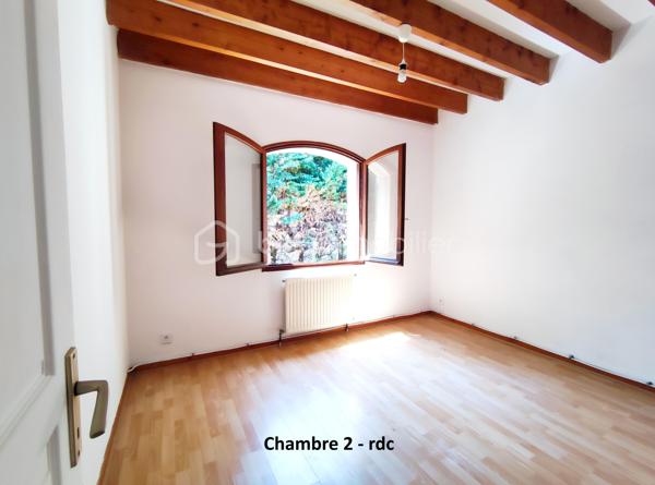 [ MEYRAN / LANDAISE 1996 / CALME / EXPOSITION SUD / 5 CHAMBRES DONT 2 AU RDC / SDB + SDE / DOUBLE GARAGE AMÉNAGEABLE / TERRAIN PISCINABLE ]

À 2.5 km de la plage de la Hume et à 2 km de la gare de Gujan, cette maison se situe à Meyran, à équidistance entre les ports de Larros et de la Hume. 
Vous y profiterez du calme d'un environnement résidentiel tout en étant à proximité des commerces, des écoles et des commodités. 

Cette maison landaise de 1996 vous séduira par son emplacement privilégié mais aussi par ses volumes et ses possibilités d'aménagement. 

Elle se compose de : 
- un séjour exposé Sud et Est de près de 40 m²
- une cuisine indépendante (ouvrable sur le salon) de 15 m²
- 5 chambres dont deux chambres au rez-de-chaussée (14m² et 10,5 m²) 
- une salle de bain au rez-de-chaussée et une salle d'eau à l'étage (avec WC)
- une pièce complémentaire à l'étage d'environ 10 m² au sol (pouvant faire office d'appoint, de stockage ou de dressing)
- un WC indépendant au rdc

En complément, vous trouverez : 
- un garage double aménageable au besoin 
- un beau jardin boisé de chênes 
- un puits foré
- possibilité de créer une piscine 
- un balcon accessible depuis la chambre principale de l'étage
- une grande terrasse de 40 m² à l'arrière de la maison 

Vous apprécierez particulièrement la possibilité de profiter d'un extérieur agréable en toutes saisons, et de loger toute votre famille grâce aux 5 chambres de cette maison ! 

----