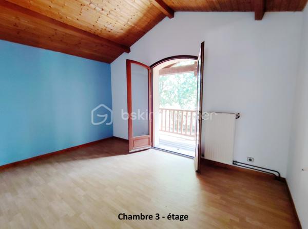 [ MEYRAN / LANDAISE 1996 / CALME / EXPOSITION SUD / 5 CHAMBRES DONT 2 AU RDC / SDB + SDE / DOUBLE GARAGE AMÉNAGEABLE / TERRAIN PISCINABLE ]

À 2.5 km de la plage de la Hume et à 2 km de la gare de Gujan, cette maison se situe à Meyran, à équidistance entre les ports de Larros et de la Hume. 
Vous y profiterez du calme d'un environnement résidentiel tout en étant à proximité des commerces, des écoles et des commodités. 

Cette maison landaise de 1996 vous séduira par son emplacement privilégié mais aussi par ses volumes et ses possibilités d'aménagement. 

Elle se compose de : 
- un séjour exposé Sud et Est de près de 40 m²
- une cuisine indépendante (ouvrable sur le salon) de 15 m²
- 5 chambres dont deux chambres au rez-de-chaussée (14m² et 10,5 m²) 
- une salle de bain au rez-de-chaussée et une salle d'eau à l'étage (avec WC)
- une pièce complémentaire à l'étage d'environ 10 m² au sol (pouvant faire office d'appoint, de stockage ou de dressing)
- un WC indépendant au rdc

En complément, vous trouverez : 
- un garage double aménageable au besoin 
- un beau jardin boisé de chênes 
- un puits foré
- possibilité de créer une piscine 
- un balcon accessible depuis la chambre principale de l'étage
- une grande terrasse de 40 m² à l'arrière de la maison 

Vous apprécierez particulièrement la possibilité de profiter d'un extérieur agréable en toutes saisons, et de loger toute votre famille grâce aux 5 chambres de cette maison ! 

----