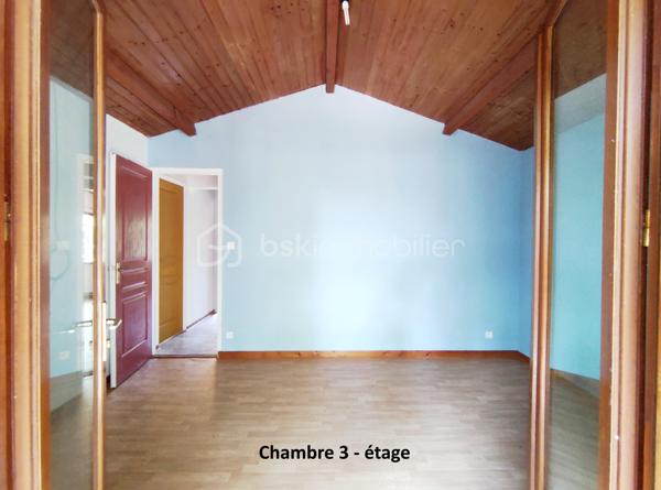 [ MEYRAN / LANDAISE 1996 / CALME / EXPOSITION SUD / 5 CHAMBRES DONT 2 AU RDC / SDB + SDE / DOUBLE GARAGE AMÉNAGEABLE / TERRAIN PISCINABLE ]

À 2.5 km de la plage de la Hume et à 2 km de la gare de Gujan, cette maison se situe à Meyran, à équidistance entre les ports de Larros et de la Hume. 
Vous y profiterez du calme d'un environnement résidentiel tout en étant à proximité des commerces, des écoles et des commodités. 

Cette maison landaise de 1996 vous séduira par son emplacement privilégié mais aussi par ses volumes et ses possibilités d'aménagement. 

Elle se compose de : 
- un séjour exposé Sud et Est de près de 40 m²
- une cuisine indépendante (ouvrable sur le salon) de 15 m²
- 5 chambres dont deux chambres au rez-de-chaussée (14m² et 10,5 m²) 
- une salle de bain au rez-de-chaussée et une salle d'eau à l'étage (avec WC)
- une pièce complémentaire à l'étage d'environ 10 m² au sol (pouvant faire office d'appoint, de stockage ou de dressing)
- un WC indépendant au rdc

En complément, vous trouverez : 
- un garage double aménageable au besoin 
- un beau jardin boisé de chênes 
- un puits foré
- possibilité de créer une piscine 
- un balcon accessible depuis la chambre principale de l'étage
- une grande terrasse de 40 m² à l'arrière de la maison 

Vous apprécierez particulièrement la possibilité de profiter d'un extérieur agréable en toutes saisons, et de loger toute votre famille grâce aux 5 chambres de cette maison ! 

----