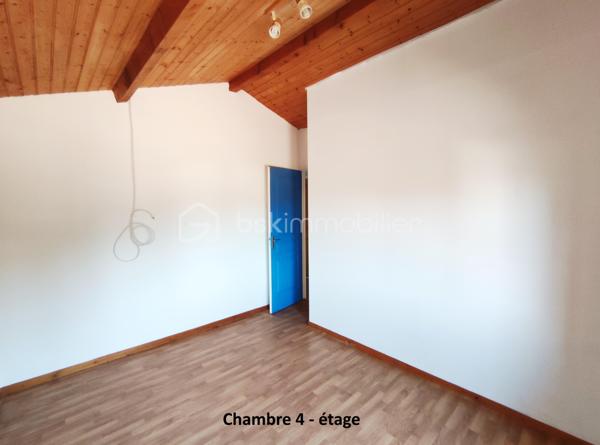 [ MEYRAN / LANDAISE 1996 / CALME / EXPOSITION SUD / 5 CHAMBRES DONT 2 AU RDC / SDB + SDE / DOUBLE GARAGE AMÉNAGEABLE / TERRAIN PISCINABLE ]

À 2.5 km de la plage de la Hume et à 2 km de la gare de Gujan, cette maison se situe à Meyran, à équidistance entre les ports de Larros et de la Hume. 
Vous y profiterez du calme d'un environnement résidentiel tout en étant à proximité des commerces, des écoles et des commodités. 

Cette maison landaise de 1996 vous séduira par son emplacement privilégié mais aussi par ses volumes et ses possibilités d'aménagement. 

Elle se compose de : 
- un séjour exposé Sud et Est de près de 40 m²
- une cuisine indépendante (ouvrable sur le salon) de 15 m²
- 5 chambres dont deux chambres au rez-de-chaussée (14m² et 10,5 m²) 
- une salle de bain au rez-de-chaussée et une salle d'eau à l'étage (avec WC)
- une pièce complémentaire à l'étage d'environ 10 m² au sol (pouvant faire office d'appoint, de stockage ou de dressing)
- un WC indépendant au rdc

En complément, vous trouverez : 
- un garage double aménageable au besoin 
- un beau jardin boisé de chênes 
- un puits foré
- possibilité de créer une piscine 
- un balcon accessible depuis la chambre principale de l'étage
- une grande terrasse de 40 m² à l'arrière de la maison 

Vous apprécierez particulièrement la possibilité de profiter d'un extérieur agréable en toutes saisons, et de loger toute votre famille grâce aux 5 chambres de cette maison ! 

----