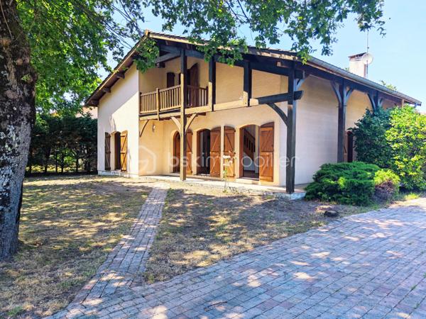 [ MEYRAN / LANDAISE 1996 / CALME / EXPOSITION SUD / 5 CHAMBRES DONT 2 AU RDC / SDB + SDE / DOUBLE GARAGE AMÉNAGEABLE / TERRAIN PISCINABLE ]

À 2.5 km de la plage de la Hume et à 2 km de la gare de Gujan, cette maison se situe à Meyran, à équidistance entre les ports de Larros et de la Hume. 
Vous y profiterez du calme d'un environnement résidentiel tout en étant à proximité des commerces, des écoles et des commodités. 

Cette maison landaise de 1996 vous séduira par son emplacement privilégié mais aussi par ses volumes et ses possibilités d'aménagement. 

Elle se compose de : 
- un séjour exposé Sud et Est de près de 40 m²
- une cuisine indépendante (ouvrable sur le salon) de 15 m²
- 5 chambres dont deux chambres au rez-de-chaussée (14m² et 10,5 m²) 
- une salle de bain au rez-de-chaussée et une salle d'eau à l'étage (avec WC)
- une pièce complémentaire à l'étage d'environ 10 m² au sol (pouvant faire office d'appoint, de stockage ou de dressing)
- un WC indépendant au rdc

En complément, vous trouverez : 
- un garage double aménageable au besoin 
- un beau jardin boisé de chênes 
- un puits foré
- possibilité de créer une piscine 
- un balcon accessible depuis la chambre principale de l'étage
- une grande terrasse de 40 m² à l'arrière de la maison 

Vous apprécierez particulièrement la possibilité de profiter d'un extérieur agréable en toutes saisons, et de loger toute votre famille grâce aux 5 chambres de cette maison ! 

----