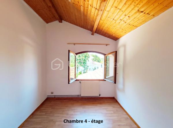[ MEYRAN / LANDAISE 1996 / CALME / EXPOSITION SUD / 5 CHAMBRES DONT 2 AU RDC / SDB + SDE / DOUBLE GARAGE AMÉNAGEABLE / TERRAIN PISCINABLE ]

À 2.5 km de la plage de la Hume et à 2 km de la gare de Gujan, cette maison se situe à Meyran, à équidistance entre les ports de Larros et de la Hume. 
Vous y profiterez du calme d'un environnement résidentiel tout en étant à proximité des commerces, des écoles et des commodités. 

Cette maison landaise de 1996 vous séduira par son emplacement privilégié mais aussi par ses volumes et ses possibilités d'aménagement. 

Elle se compose de : 
- un séjour exposé Sud et Est de près de 40 m²
- une cuisine indépendante (ouvrable sur le salon) de 15 m²
- 5 chambres dont deux chambres au rez-de-chaussée (14m² et 10,5 m²) 
- une salle de bain au rez-de-chaussée et une salle d'eau à l'étage (avec WC)
- une pièce complémentaire à l'étage d'environ 10 m² au sol (pouvant faire office d'appoint, de stockage ou de dressing)
- un WC indépendant au rdc

En complément, vous trouverez : 
- un garage double aménageable au besoin 
- un beau jardin boisé de chênes 
- un puits foré
- possibilité de créer une piscine 
- un balcon accessible depuis la chambre principale de l'étage
- une grande terrasse de 40 m² à l'arrière de la maison 

Vous apprécierez particulièrement la possibilité de profiter d'un extérieur agréable en toutes saisons, et de loger toute votre famille grâce aux 5 chambres de cette maison ! 

----