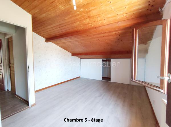 [ MEYRAN / LANDAISE 1996 / CALME / EXPOSITION SUD / 5 CHAMBRES DONT 2 AU RDC / SDB + SDE / DOUBLE GARAGE AMÉNAGEABLE / TERRAIN PISCINABLE ]

À 2.5 km de la plage de la Hume et à 2 km de la gare de Gujan, cette maison se situe à Meyran, à équidistance entre les ports de Larros et de la Hume. 
Vous y profiterez du calme d'un environnement résidentiel tout en étant à proximité des commerces, des écoles et des commodités. 

Cette maison landaise de 1996 vous séduira par son emplacement privilégié mais aussi par ses volumes et ses possibilités d'aménagement. 

Elle se compose de : 
- un séjour exposé Sud et Est de près de 40 m²
- une cuisine indépendante (ouvrable sur le salon) de 15 m²
- 5 chambres dont deux chambres au rez-de-chaussée (14m² et 10,5 m²) 
- une salle de bain au rez-de-chaussée et une salle d'eau à l'étage (avec WC)
- une pièce complémentaire à l'étage d'environ 10 m² au sol (pouvant faire office d'appoint, de stockage ou de dressing)
- un WC indépendant au rdc

En complément, vous trouverez : 
- un garage double aménageable au besoin 
- un beau jardin boisé de chênes 
- un puits foré
- possibilité de créer une piscine 
- un balcon accessible depuis la chambre principale de l'étage
- une grande terrasse de 40 m² à l'arrière de la maison 

Vous apprécierez particulièrement la possibilité de profiter d'un extérieur agréable en toutes saisons, et de loger toute votre famille grâce aux 5 chambres de cette maison ! 

----