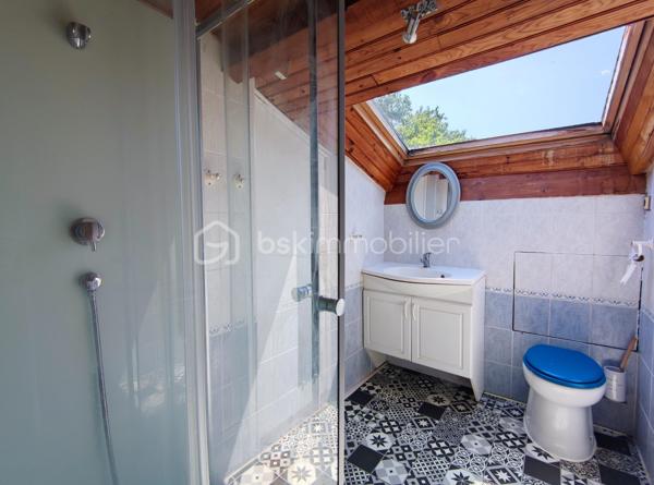 [ MEYRAN / LANDAISE 1996 / CALME / EXPOSITION SUD / 5 CHAMBRES DONT 2 AU RDC / SDB + SDE / DOUBLE GARAGE AMÉNAGEABLE / TERRAIN PISCINABLE ]

À 2.5 km de la plage de la Hume et à 2 km de la gare de Gujan, cette maison se situe à Meyran, à équidistance entre les ports de Larros et de la Hume. 
Vous y profiterez du calme d'un environnement résidentiel tout en étant à proximité des commerces, des écoles et des commodités. 

Cette maison landaise de 1996 vous séduira par son emplacement privilégié mais aussi par ses volumes et ses possibilités d'aménagement. 

Elle se compose de : 
- un séjour exposé Sud et Est de près de 40 m²
- une cuisine indépendante (ouvrable sur le salon) de 15 m²
- 5 chambres dont deux chambres au rez-de-chaussée (14m² et 10,5 m²) 
- une salle de bain au rez-de-chaussée et une salle d'eau à l'étage (avec WC)
- une pièce complémentaire à l'étage d'environ 10 m² au sol (pouvant faire office d'appoint, de stockage ou de dressing)
- un WC indépendant au rdc

En complément, vous trouverez : 
- un garage double aménageable au besoin 
- un beau jardin boisé de chênes 
- un puits foré
- possibilité de créer une piscine 
- un balcon accessible depuis la chambre principale de l'étage
- une grande terrasse de 40 m² à l'arrière de la maison 

Vous apprécierez particulièrement la possibilité de profiter d'un extérieur agréable en toutes saisons, et de loger toute votre famille grâce aux 5 chambres de cette maison ! 

----