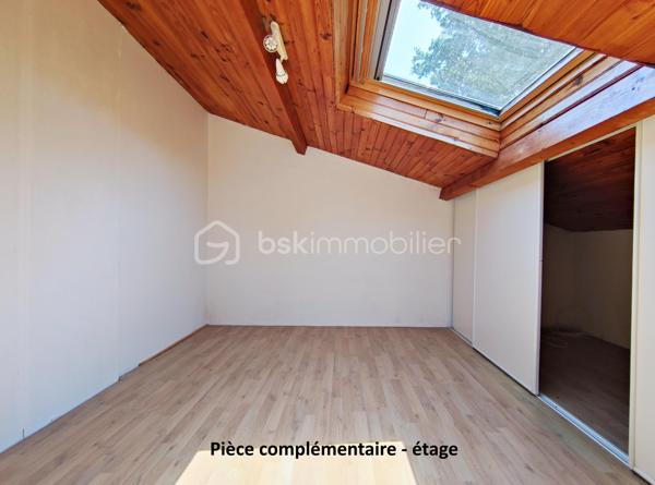 [ MEYRAN / LANDAISE 1996 / CALME / EXPOSITION SUD / 5 CHAMBRES DONT 2 AU RDC / SDB + SDE / DOUBLE GARAGE AMÉNAGEABLE / TERRAIN PISCINABLE ]

À 2.5 km de la plage de la Hume et à 2 km de la gare de Gujan, cette maison se situe à Meyran, à équidistance entre les ports de Larros et de la Hume. 
Vous y profiterez du calme d'un environnement résidentiel tout en étant à proximité des commerces, des écoles et des commodités. 

Cette maison landaise de 1996 vous séduira par son emplacement privilégié mais aussi par ses volumes et ses possibilités d'aménagement. 

Elle se compose de : 
- un séjour exposé Sud et Est de près de 40 m²
- une cuisine indépendante (ouvrable sur le salon) de 15 m²
- 5 chambres dont deux chambres au rez-de-chaussée (14m² et 10,5 m²) 
- une salle de bain au rez-de-chaussée et une salle d'eau à l'étage (avec WC)
- une pièce complémentaire à l'étage d'environ 10 m² au sol (pouvant faire office d'appoint, de stockage ou de dressing)
- un WC indépendant au rdc

En complément, vous trouverez : 
- un garage double aménageable au besoin 
- un beau jardin boisé de chênes 
- un puits foré
- possibilité de créer une piscine 
- un balcon accessible depuis la chambre principale de l'étage
- une grande terrasse de 40 m² à l'arrière de la maison 

Vous apprécierez particulièrement la possibilité de profiter d'un extérieur agréable en toutes saisons, et de loger toute votre famille grâce aux 5 chambres de cette maison ! 

----