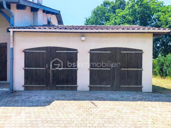 [ MEYRAN / LANDAISE 1996 / CALME / EXPOSITION SUD / 5 CHAMBRES DONT 2 AU RDC / SDB + SDE / DOUBLE GARAGE AMÉNAGEABLE / TERRAIN PISCINABLE ]

À 2.5 km de la plage de la Hume et à 2 km de la gare de Gujan, cette maison se situe à Meyran, à équidistance entre les ports de Larros et de la Hume. 
Vous y profiterez du calme d'un environnement résidentiel tout en étant à proximité des commerces, des écoles et des commodités. 

Cette maison landaise de 1996 vous séduira par son emplacement privilégié mais aussi par ses volumes et ses possibilités d'aménagement. 

Elle se compose de : 
- un séjour exposé Sud et Est de près de 40 m²
- une cuisine indépendante (ouvrable sur le salon) de 15 m²
- 5 chambres dont deux chambres au rez-de-chaussée (14m² et 10,5 m²) 
- une salle de bain au rez-de-chaussée et une salle d'eau à l'étage (avec WC)
- une pièce complémentaire à l'étage d'environ 10 m² au sol (pouvant faire office d'appoint, de stockage ou de dressing)
- un WC indépendant au rdc

En complément, vous trouverez : 
- un garage double aménageable au besoin 
- un beau jardin boisé de chênes 
- un puits foré
- possibilité de créer une piscine 
- un balcon accessible depuis la chambre principale de l'étage
- une grande terrasse de 40 m² à l'arrière de la maison 

Vous apprécierez particulièrement la possibilité de profiter d'un extérieur agréable en toutes saisons, et de loger toute votre famille grâce aux 5 chambres de cette maison ! 

----