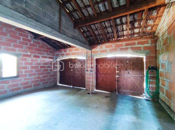 [ MEYRAN / LANDAISE 1996 / CALME / EXPOSITION SUD / 5 CHAMBRES DONT 2 AU RDC / SDB + SDE / DOUBLE GARAGE AMÉNAGEABLE / TERRAIN PISCINABLE ]

À 2.5 km de la plage de la Hume et à 2 km de la gare de Gujan, cette maison se situe à Meyran, à équidistance entre les ports de Larros et de la Hume. 
Vous y profiterez du calme d'un environnement résidentiel tout en étant à proximité des commerces, des écoles et des commodités. 

Cette maison landaise de 1996 vous séduira par son emplacement privilégié mais aussi par ses volumes et ses possibilités d'aménagement. 

Elle se compose de : 
- un séjour exposé Sud et Est de près de 40 m²
- une cuisine indépendante (ouvrable sur le salon) de 15 m²
- 5 chambres dont deux chambres au rez-de-chaussée (14m² et 10,5 m²) 
- une salle de bain au rez-de-chaussée et une salle d'eau à l'étage (avec WC)
- une pièce complémentaire à l'étage d'environ 10 m² au sol (pouvant faire office d'appoint, de stockage ou de dressing)
- un WC indépendant au rdc

En complément, vous trouverez : 
- un garage double aménageable au besoin 
- un beau jardin boisé de chênes 
- un puits foré
- possibilité de créer une piscine 
- un balcon accessible depuis la chambre principale de l'étage
- une grande terrasse de 40 m² à l'arrière de la maison 

Vous apprécierez particulièrement la possibilité de profiter d'un extérieur agréable en toutes saisons, et de loger toute votre famille grâce aux 5 chambres de cette maison ! 

----