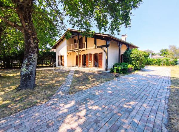 [ MEYRAN / LANDAISE 1996 / CALME / EXPOSITION SUD / 5 CHAMBRES DONT 2 AU RDC / SDB + SDE / DOUBLE GARAGE AMÉNAGEABLE / TERRAIN PISCINABLE ]

À 2.5 km de la plage de la Hume et à 2 km de la gare de Gujan, cette maison se situe à Meyran, à équidistance entre les ports de Larros et de la Hume. 
Vous y profiterez du calme d'un environnement résidentiel tout en étant à proximité des commerces, des écoles et des commodités. 

Cette maison landaise de 1996 vous séduira par son emplacement privilégié mais aussi par ses volumes et ses possibilités d'aménagement. 

Elle se compose de : 
- un séjour exposé Sud et Est de près de 40 m²
- une cuisine indépendante (ouvrable sur le salon) de 15 m²
- 5 chambres dont deux chambres au rez-de-chaussée (14m² et 10,5 m²) 
- une salle de bain au rez-de-chaussée et une salle d'eau à l'étage (avec WC)
- une pièce complémentaire à l'étage d'environ 10 m² au sol (pouvant faire office d'appoint, de stockage ou de dressing)
- un WC indépendant au rdc

En complément, vous trouverez : 
- un garage double aménageable au besoin 
- un beau jardin boisé de chênes 
- un puits foré
- possibilité de créer une piscine 
- un balcon accessible depuis la chambre principale de l'étage
- une grande terrasse de 40 m² à l'arrière de la maison 

Vous apprécierez particulièrement la possibilité de profiter d'un extérieur agréable en toutes saisons, et de loger toute votre famille grâce aux 5 chambres de cette maison ! 

----