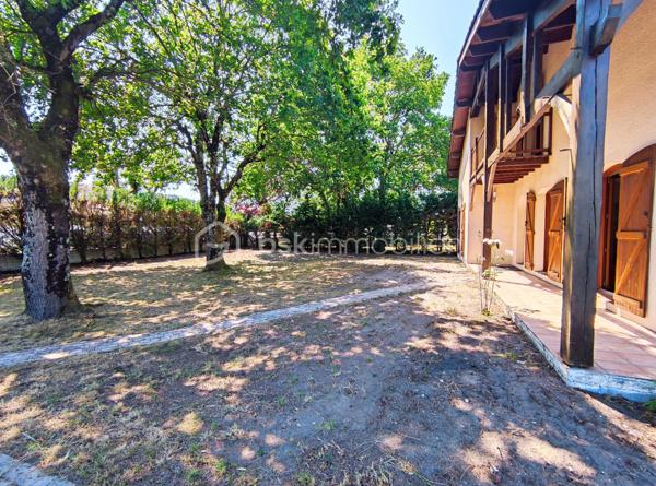 [ MEYRAN / LANDAISE 1996 / CALME / EXPOSITION SUD / 5 CHAMBRES DONT 2 AU RDC / SDB + SDE / DOUBLE GARAGE AMÉNAGEABLE / TERRAIN PISCINABLE ]

À 2.5 km de la plage de la Hume et à 2 km de la gare de Gujan, cette maison se situe à Meyran, à équidistance entre les ports de Larros et de la Hume. 
Vous y profiterez du calme d'un environnement résidentiel tout en étant à proximité des commerces, des écoles et des commodités. 

Cette maison landaise de 1996 vous séduira par son emplacement privilégié mais aussi par ses volumes et ses possibilités d'aménagement. 

Elle se compose de : 
- un séjour exposé Sud et Est de près de 40 m²
- une cuisine indépendante (ouvrable sur le salon) de 15 m²
- 5 chambres dont deux chambres au rez-de-chaussée (14m² et 10,5 m²) 
- une salle de bain au rez-de-chaussée et une salle d'eau à l'étage (avec WC)
- une pièce complémentaire à l'étage d'environ 10 m² au sol (pouvant faire office d'appoint, de stockage ou de dressing)
- un WC indépendant au rdc

En complément, vous trouverez : 
- un garage double aménageable au besoin 
- un beau jardin boisé de chênes 
- un puits foré
- possibilité de créer une piscine 
- un balcon accessible depuis la chambre principale de l'étage
- une grande terrasse de 40 m² à l'arrière de la maison 

Vous apprécierez particulièrement la possibilité de profiter d'un extérieur agréable en toutes saisons, et de loger toute votre famille grâce aux 5 chambres de cette maison ! 

----