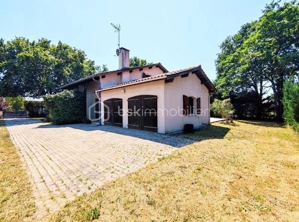 [ MEYRAN / LANDAISE 1996 / CALME / EXPOSITION SUD / 5 CHAMBRES DONT 2 AU RDC / SDB + SDE / DOUBLE GARAGE AMÉNAGEABLE / TERRAIN PISCINABLE ]

À 2.5 km de la plage de la Hume et à 2 km de la gare de Gujan, cette maison se situe à Meyran, à équidistance entre les ports de Larros et de la Hume. 
Vous y profiterez du calme d'un environnement résidentiel tout en étant à proximité des commerces, des écoles et des commodités. 

Cette maison landaise de 1996 vous séduira par son emplacement privilégié mais aussi par ses volumes et ses possibilités d'aménagement. 

Elle se compose de : 
- un séjour exposé Sud et Est de près de 40 m²
- une cuisine indépendante (ouvrable sur le salon) de 15 m²
- 5 chambres dont deux chambres au rez-de-chaussée (14m² et 10,5 m²) 
- une salle de bain au rez-de-chaussée et une salle d'eau à l'étage (avec WC)
- une pièce complémentaire à l'étage d'environ 10 m² au sol (pouvant faire office d'appoint, de stockage ou de dressing)
- un WC indépendant au rdc

En complément, vous trouverez : 
- un garage double aménageable au besoin 
- un beau jardin boisé de chênes 
- un puits foré
- possibilité de créer une piscine 
- un balcon accessible depuis la chambre principale de l'étage
- une grande terrasse de 40 m² à l'arrière de la maison 

Vous apprécierez particulièrement la possibilité de profiter d'un extérieur agréable en toutes saisons, et de loger toute votre famille grâce aux 5 chambres de cette maison ! 

----