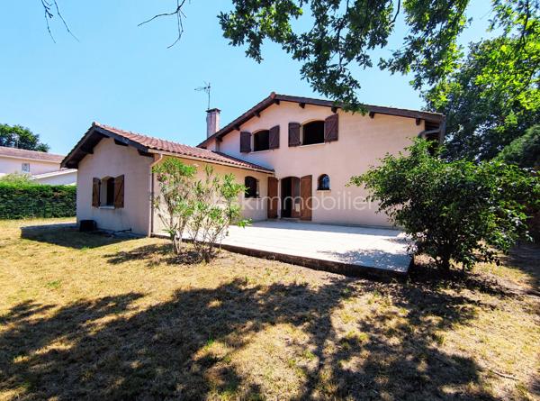 [ MEYRAN / LANDAISE 1996 / CALME / EXPOSITION SUD / 5 CHAMBRES DONT 2 AU RDC / SDB + SDE / DOUBLE GARAGE AMÉNAGEABLE / TERRAIN PISCINABLE ]

À 2.5 km de la plage de la Hume et à 2 km de la gare de Gujan, cette maison se situe à Meyran, à équidistance entre les ports de Larros et de la Hume. 
Vous y profiterez du calme d'un environnement résidentiel tout en étant à proximité des commerces, des écoles et des commodités. 

Cette maison landaise de 1996 vous séduira par son emplacement privilégié mais aussi par ses volumes et ses possibilités d'aménagement. 

Elle se compose de : 
- un séjour exposé Sud et Est de près de 40 m²
- une cuisine indépendante (ouvrable sur le salon) de 15 m²
- 5 chambres dont deux chambres au rez-de-chaussée (14m² et 10,5 m²) 
- une salle de bain au rez-de-chaussée et une salle d'eau à l'étage (avec WC)
- une pièce complémentaire à l'étage d'environ 10 m² au sol (pouvant faire office d'appoint, de stockage ou de dressing)
- un WC indépendant au rdc

En complément, vous trouverez : 
- un garage double aménageable au besoin 
- un beau jardin boisé de chênes 
- un puits foré
- possibilité de créer une piscine 
- un balcon accessible depuis la chambre principale de l'étage
- une grande terrasse de 40 m² à l'arrière de la maison 

Vous apprécierez particulièrement la possibilité de profiter d'un extérieur agréable en toutes saisons, et de loger toute votre famille grâce aux 5 chambres de cette maison ! 

----