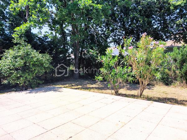 [ MEYRAN / LANDAISE 1996 / CALME / EXPOSITION SUD / 5 CHAMBRES DONT 2 AU RDC / SDB + SDE / DOUBLE GARAGE AMÉNAGEABLE / TERRAIN PISCINABLE ]

À 2.5 km de la plage de la Hume et à 2 km de la gare de Gujan, cette maison se situe à Meyran, à équidistance entre les ports de Larros et de la Hume. 
Vous y profiterez du calme d'un environnement résidentiel tout en étant à proximité des commerces, des écoles et des commodités. 

Cette maison landaise de 1996 vous séduira par son emplacement privilégié mais aussi par ses volumes et ses possibilités d'aménagement. 

Elle se compose de : 
- un séjour exposé Sud et Est de près de 40 m²
- une cuisine indépendante (ouvrable sur le salon) de 15 m²
- 5 chambres dont deux chambres au rez-de-chaussée (14m² et 10,5 m²) 
- une salle de bain au rez-de-chaussée et une salle d'eau à l'étage (avec WC)
- une pièce complémentaire à l'étage d'environ 10 m² au sol (pouvant faire office d'appoint, de stockage ou de dressing)
- un WC indépendant au rdc

En complément, vous trouverez : 
- un garage double aménageable au besoin 
- un beau jardin boisé de chênes 
- un puits foré
- possibilité de créer une piscine 
- un balcon accessible depuis la chambre principale de l'étage
- une grande terrasse de 40 m² à l'arrière de la maison 

Vous apprécierez particulièrement la possibilité de profiter d'un extérieur agréable en toutes saisons, et de loger toute votre famille grâce aux 5 chambres de cette maison ! 

----